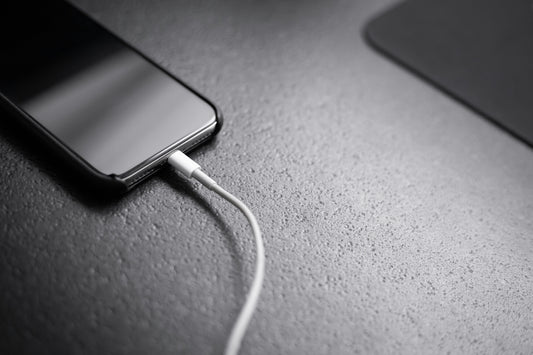 [TECHMENT] The "Alcohol Toothbrush" Reset: How to fix a smartphone charging port that won't fast charge