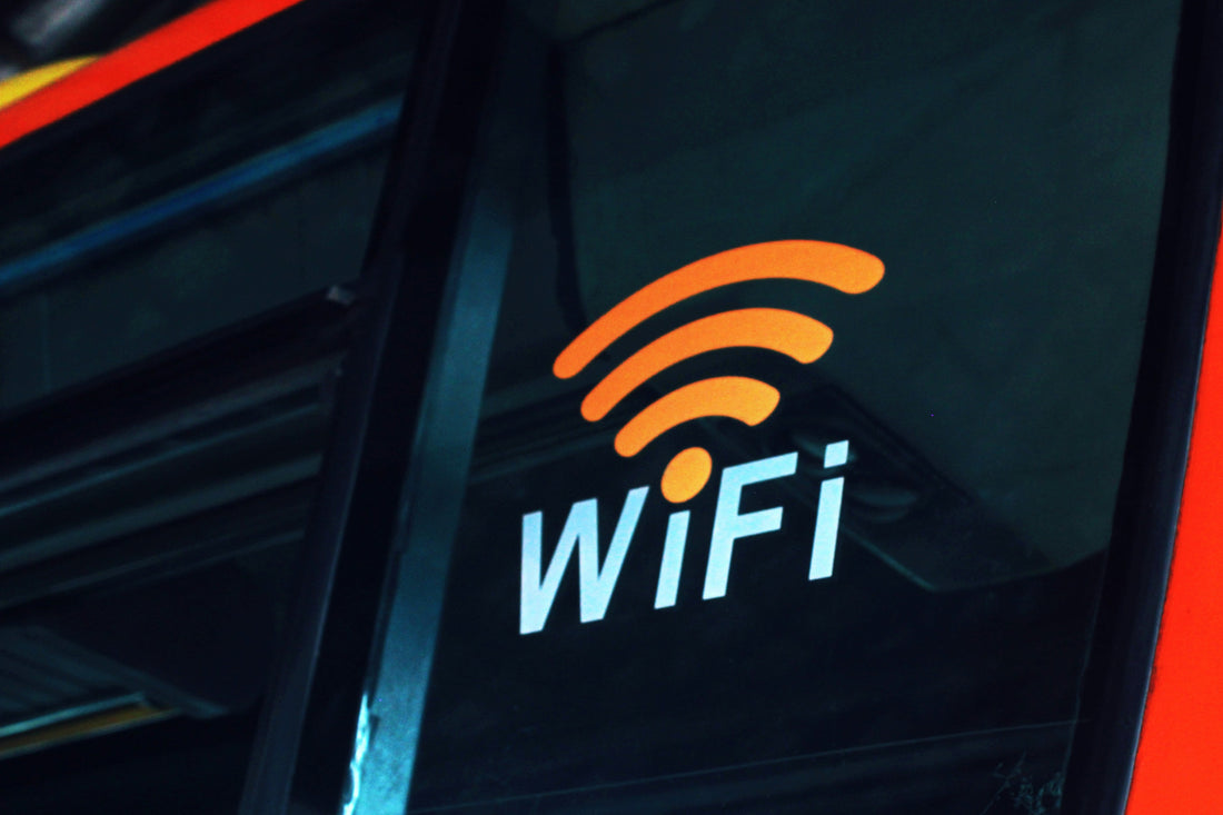 [TECHMENT] Why Your Wi-Fi Sucks in the Bedroom (The Physics of "Signal Shadows")