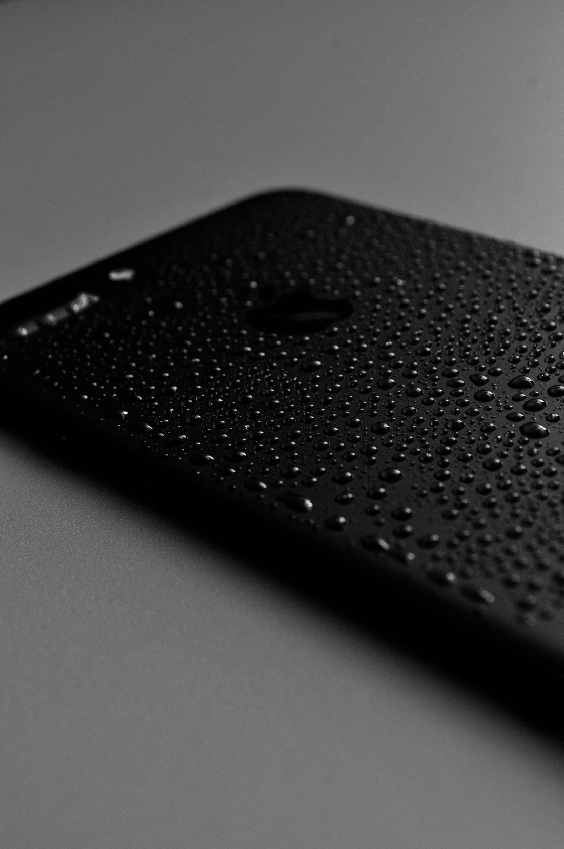 [TECHMENT] The "Drop Test" Secret: How to restore the slippery anti-fingerprint coating on your smartphone