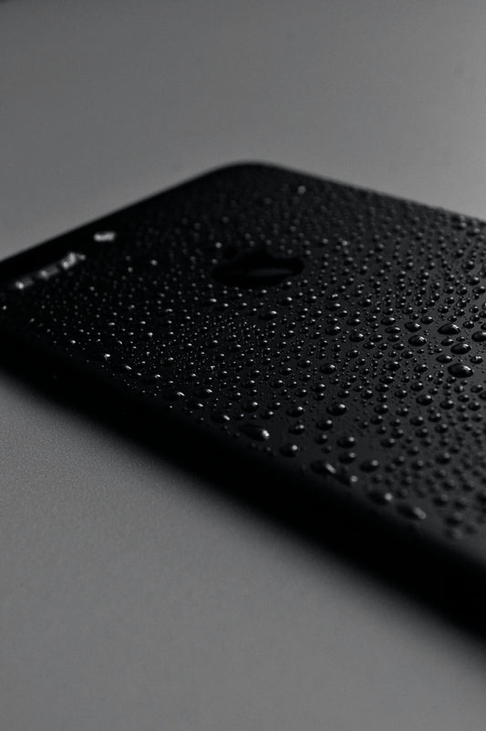 [TECHMENT] The "Drop Test" Secret: How to restore the slippery anti-fingerprint coating on your smartphone