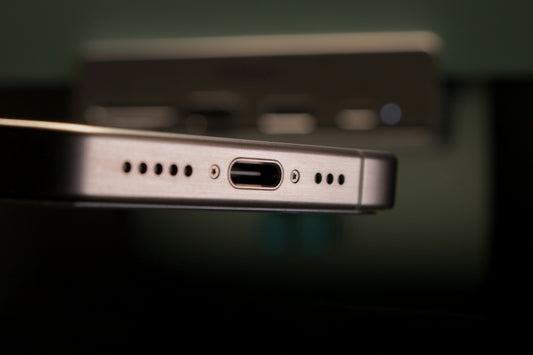 [TECHMENT] The "Dry Paintbrush Port Vacuum": How to clear packed pocket lint from phone charging ports without bending metal pins